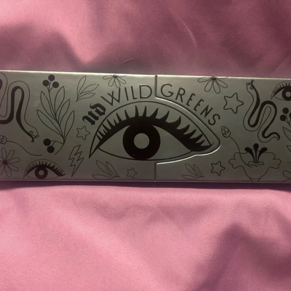 Urban Decay Wild Greens Eyeshadow Palette - Vibrant Collection